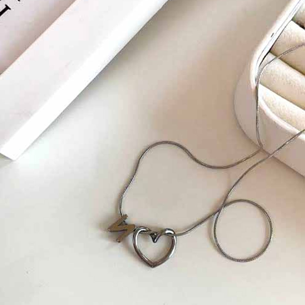 گردنبند قلب دفرمه با حروف برجسته نقره ی